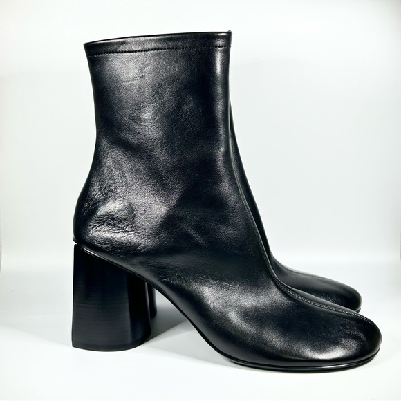 New Balenciaga Black Leather Glove Booties Size 38.5EU/8.5US - Picture 1 of 7